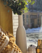 handmade, artisan made, jug, matte white, pitcher, bottle, blanc mat, matte finish, serveware, drinkware, pichet, bouteille, carafe, blanc mat, artisan made fait à la main, arisanal, intemporel, design, dadasi, gharyan stoneware